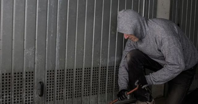 Catania, sorprende un ladro in casa e lo accoltella