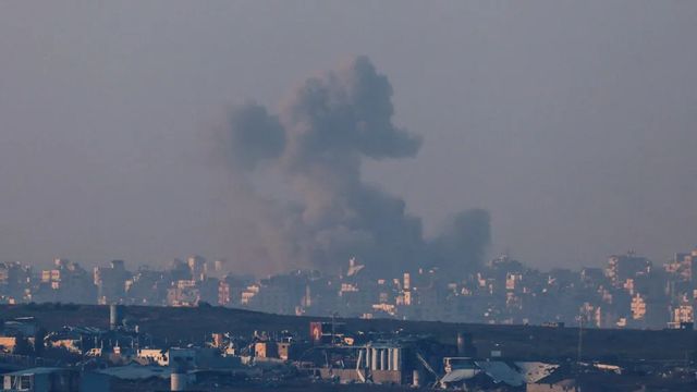 Los bombardeos israelíes silencian las celebraciones en Gaza con decenas de muertos