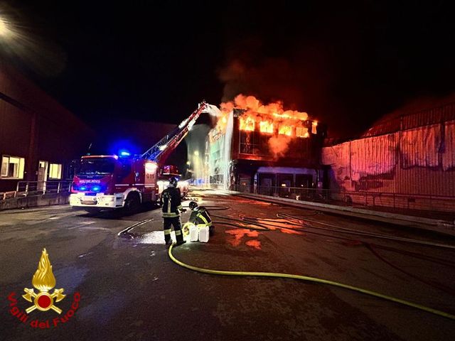 Grosso incendio all'Inalca di Reggio Emilia