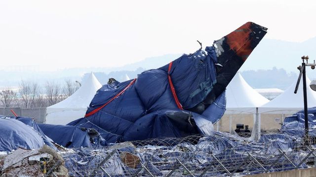 Las cajas negras del avión surcoreano dejaron de grabar cuatro minutos antes de que se estrellara