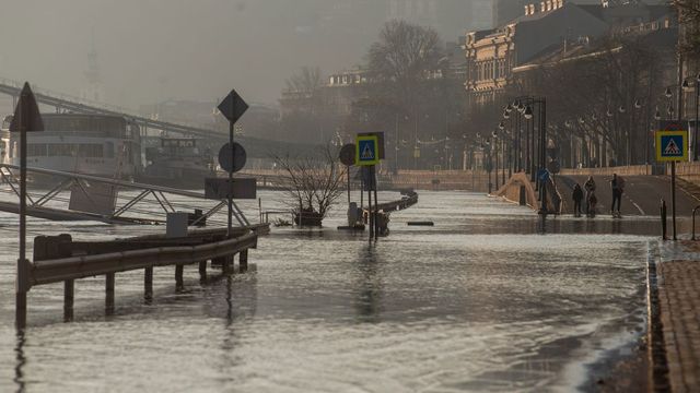 Lezárják az alsó rakpartokat Budapesten a dunai árhullám tetőzése miatt