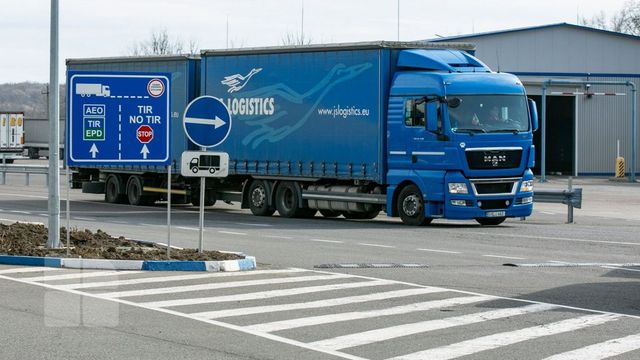 În atenția transportatorilor: Se atestă trafic sporit de camioane la vama cu România