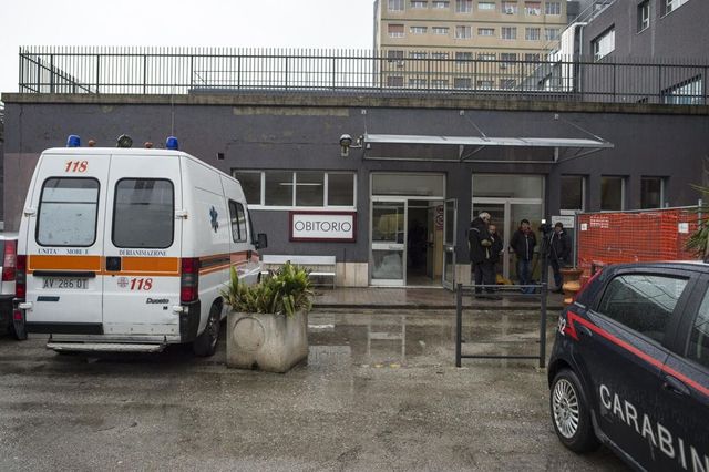 Parente muore in oncologia e 40 rom assaltano il reparto