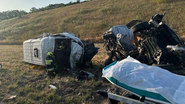 Impact între două microbuze la Cimișlia: O tânără a murit pe loc