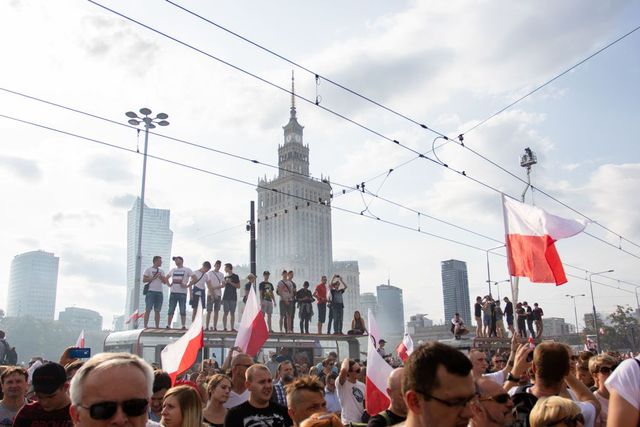 Polonia intenționează să majoreze de două ori salariul minim în 2024, pentru a compensa inflația