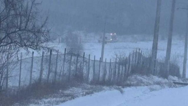 O femeie din Iași a născut acasă după ce ambulanța care venise să o preia a derapat din cauza zăpezii