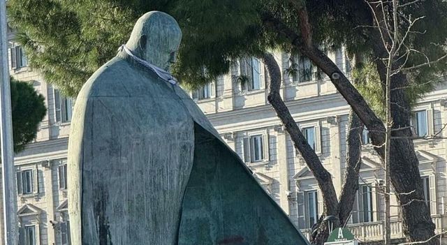Roma, imbrattata la statua di Papa Wojtyla