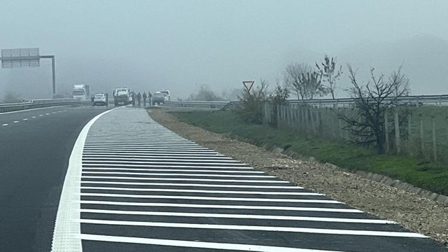 Възстановено е движението при 47-и км на автомагистрала „Тракия“, където по-рано днес микробус се удари в тир