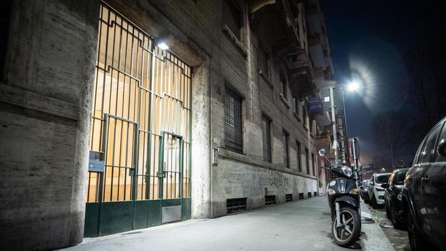 Accoltellò passanti a Milano, condannato a oltre 8 anni