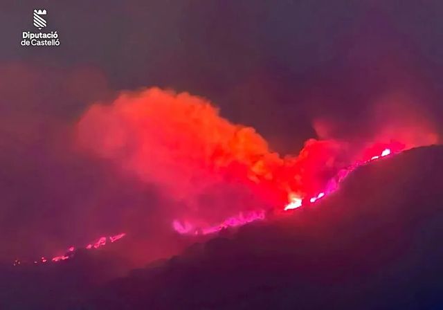 Desalojan masías y confinan un municipio de Castellón por tres incendios simultáneos