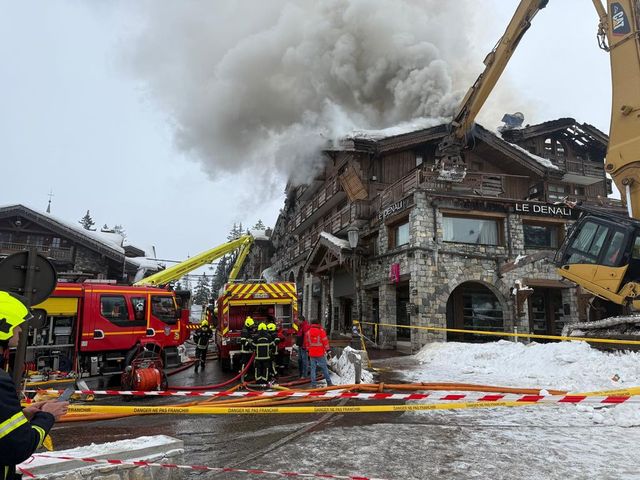 Două hoteluri de lux din Franța au luat foc și au fost evacuate în grabă