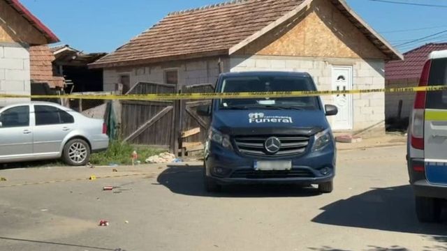 Un bărbat cu ordin de restricție a intrat în casa fostei iubite și i-a atacat familia. Mama fetei a murit