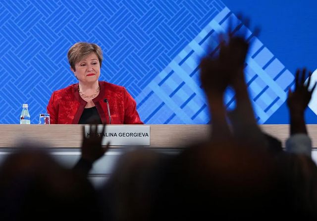 España tendrá menos deuda que la media mundial mientras el FMI alerta de un repunte global