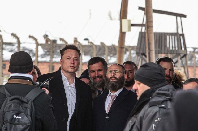 Elon Musk a vizitat lagărul de exterminare de la Auschwitz