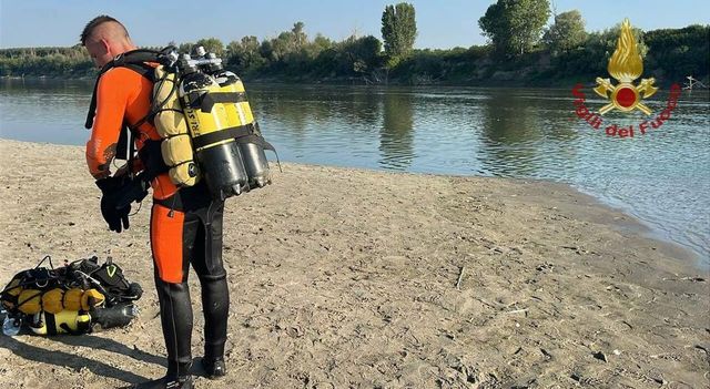 Si tuffa nel Po per salvare la figlia e non riemerge più