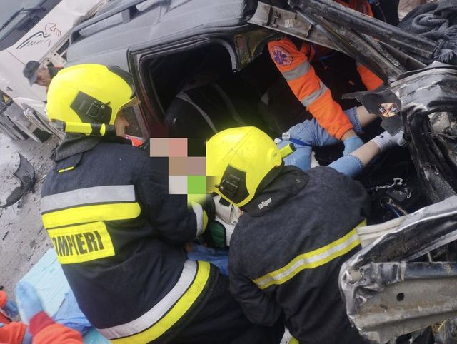 Două persoane au fost descarcerate de salvatori în urma unui accident de circulație produs la Cantemir