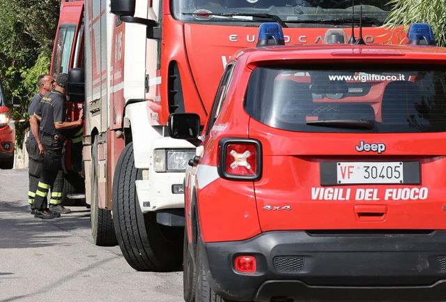 Incendio in provincia di Crotone, evacuato un villaggio turistico