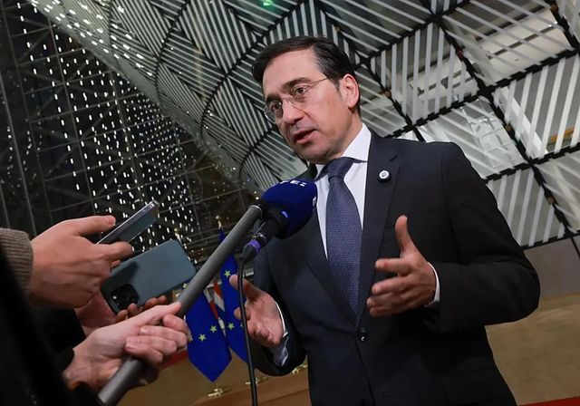 Albares felicita a su homólogo venezolano por la amnistía anunciada a los presos políticos