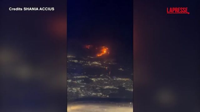 Usa, gli incendi boschivi in ​​California visti da un aereo passeggeri