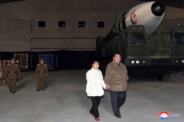 Liderul nord-coreean Kim Jong-un își arată public fiica, Kim Chu-ae