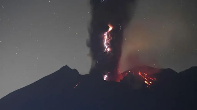 Erutta vulcano Sakurajima in Giappone, colonna di cenere e fumo