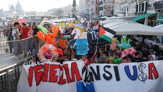 Venezia, arrivato il mega yacht dell'ambasciatore americano Tilman Fertitta