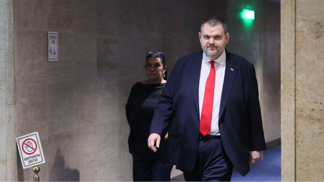 Пеевски тръгва на съд за синя и зелена зона в София