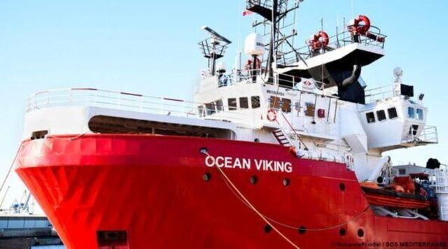 Ocean Viking arrivata a Marina di Carrara, 95 migranti a bordo
