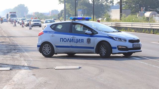 Румънски бус и кола се удариха на „Струма“, 4 души са ранени