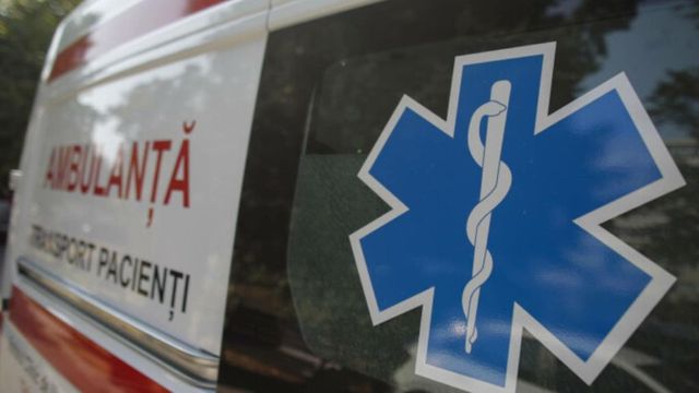 Un copil de 5 ani a căzut de la etajul 9 al unui bloc din Onești. Medicii efectuează manevre de resuscitare la fața locului