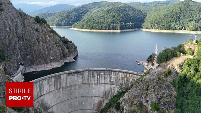 Pată de poluare în lacul de acumulare Vidraru