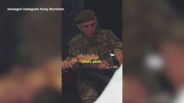 Kiev, Andy Burnham suona la chitarra con un soldato ucraino