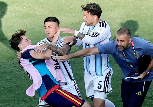 Tremenda pelea entre Gavi y Paredes tras el pitido final