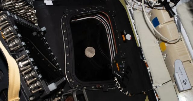 Mise Artemis překonala rekordní vzdálenost lidí od Země