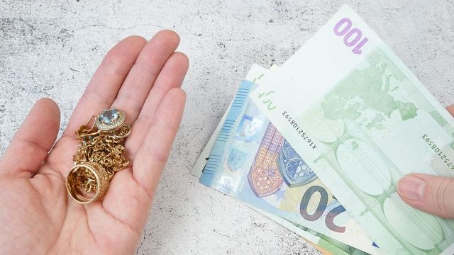 Un barbat din Pitesti si-a uitat in autobuz o borseta cu mii de euro, lire si lei, dar si aproape 80 de grame de aur
