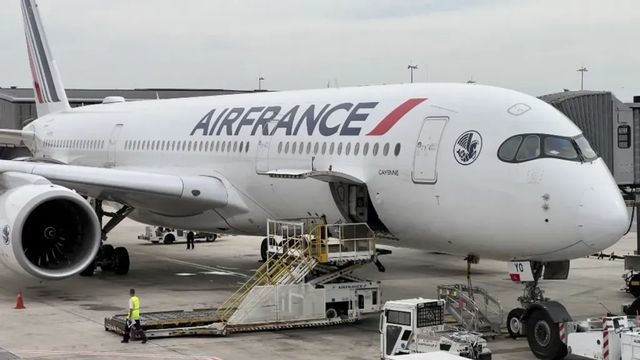 Tűzoltók vártak egy Air France repülőt kedden Ferihegyen