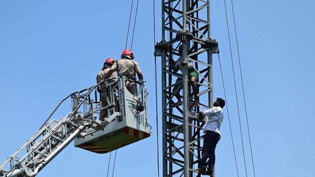 Protesting Tamil Nadu Farmers Try Climbing Mobile Tower In Delhi's Jantar Mantar | Watch