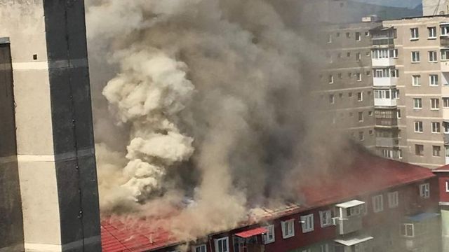 Incendiu uriaș într-un bloc din Râmnicu Vâlcea, în cartierul Ostroveni