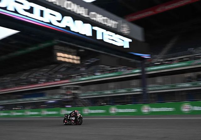 Las Aprilia plantan cara a un Márquez lastrado por un virus y que sumó otra caída