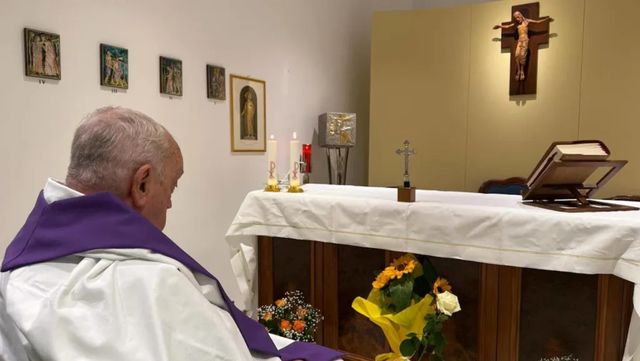 El Vaticano publica la primera foto del papa Francisco desde su hospitalización