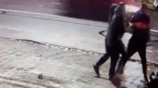 Momentul în care un comerciant din Brașov este înjunghiat de un client, în fața magazinului