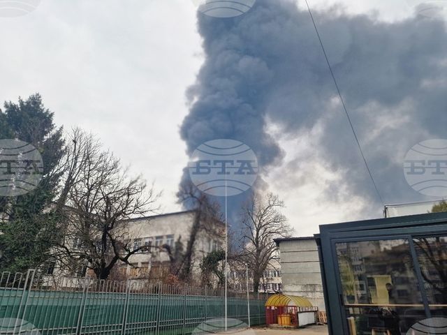 Голям пожар избухна в текстилно предприятие в Троян