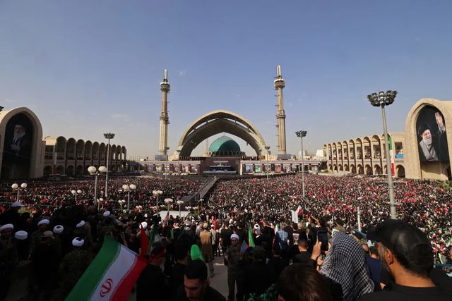 În Iran au început oficial funeraliile de stat ale fostului lider suprem, Ali Khamenei