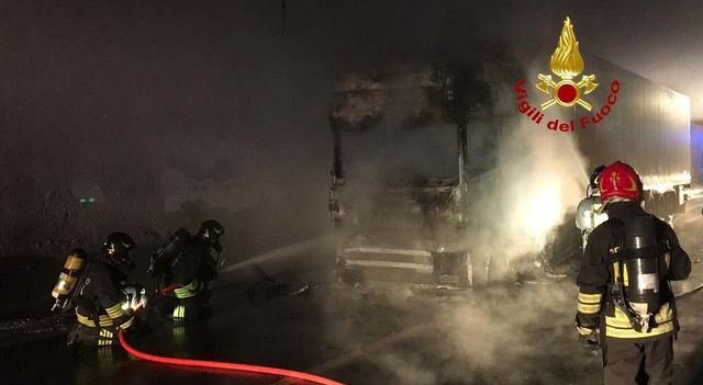 Camion a fuoco in galleria, 16 km di coda a Firenze