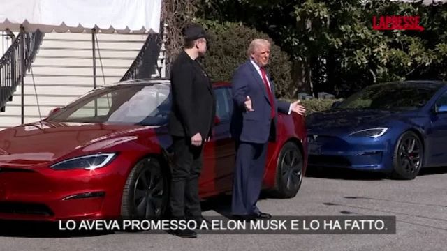 Usa, il presidente Donald Trump acquista una Tesla