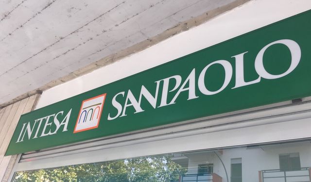 Intesa Sanpaolo finalizează achiziția First Bank. Grupul își dublează astfel prezența în România