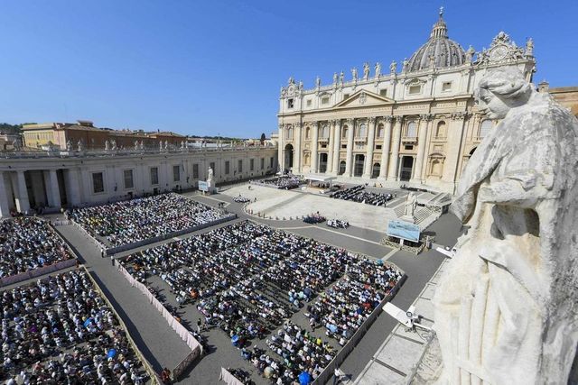 Il Papa riceverà un'associazione pro Lgbt e donne preti