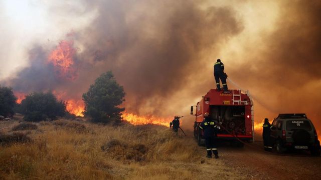 Incendiu masiv de pădure la nord de Atena