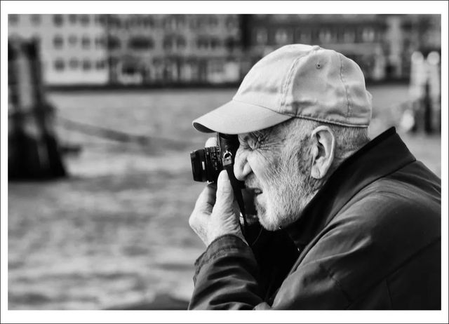 Addio a Gianni Berengo Gardin, il fotografo che raccontò l’Italia in bianco e nero