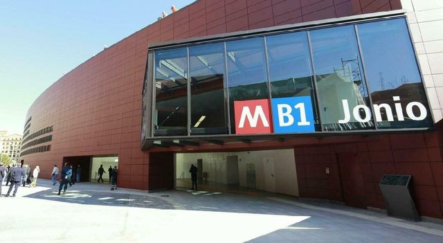 Stupro in strada fuori dalla metro a Roma. Si cercano tre uomini del Gambia